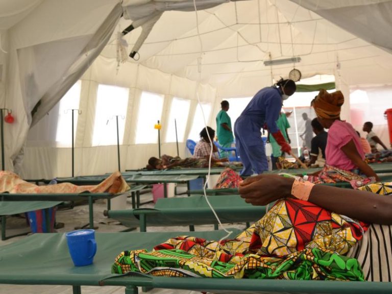 Patients-dans-le-centre-de-traitement-choléra-MSF-à-Kimpese